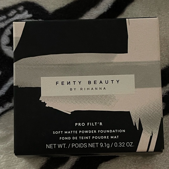 Fenty 440 Pro Filt’r Soft Matte Longwear Powder Foundation - Picture 4 of 7